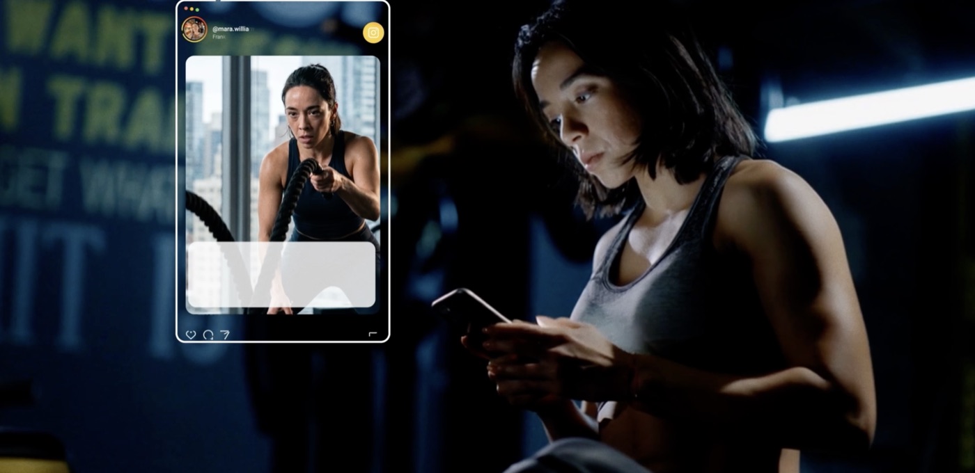 Szene aus der True-Crime-Serie: Mitarbeiterin im Gym am Smartphone, daneben ihr öffentlicher Instagram-Post